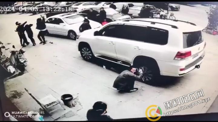 黑龙江 省绥化市发生街头群殴事件，具体原因不明，与蹲着地上工作的修车师傅很淡定是同件事哦-3