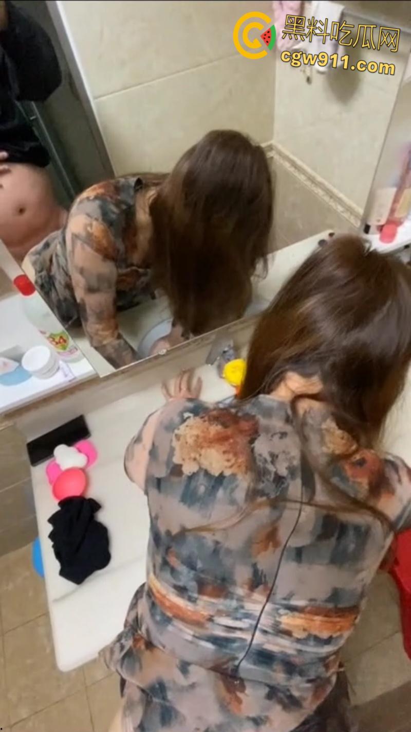 趁妹妹不在家，大姨子穿真空旗袍勾引妹夫，厕所主动跪地口交，镜前后入无套，骑乘内射骚穴 ！-7