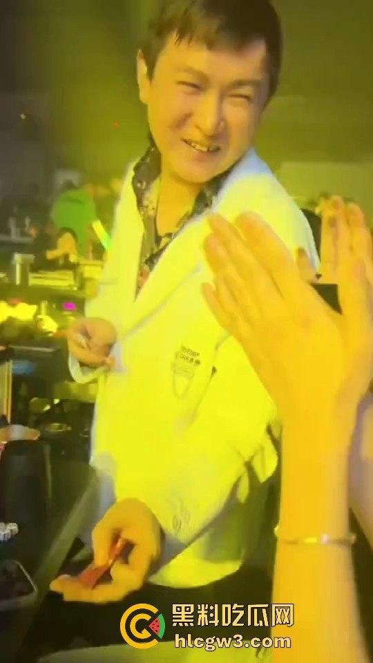 酒吧魔术大神硬核助攻!一张纸变出避孕套,妹子羞得脸红,男子笑得硬了今晚稳了!-1