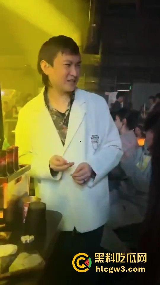 酒吧魔术大神硬核助攻!一张纸变出避孕套,妹子羞得脸红,男子笑得硬了今晚稳了!-5