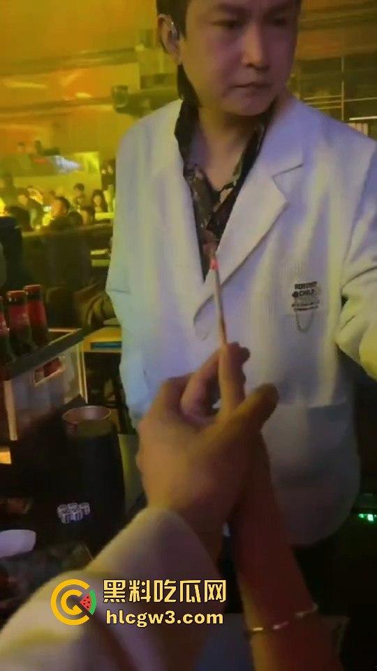 酒吧魔术大神硬核助攻!一张纸变出避孕套,妹子羞得脸红,男子笑得硬了今晚稳了!-6