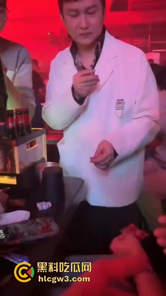 酒吧魔术大神硬核助攻!一张纸变出避孕套,妹子羞得脸红,男子笑得硬了今晚稳了!-8