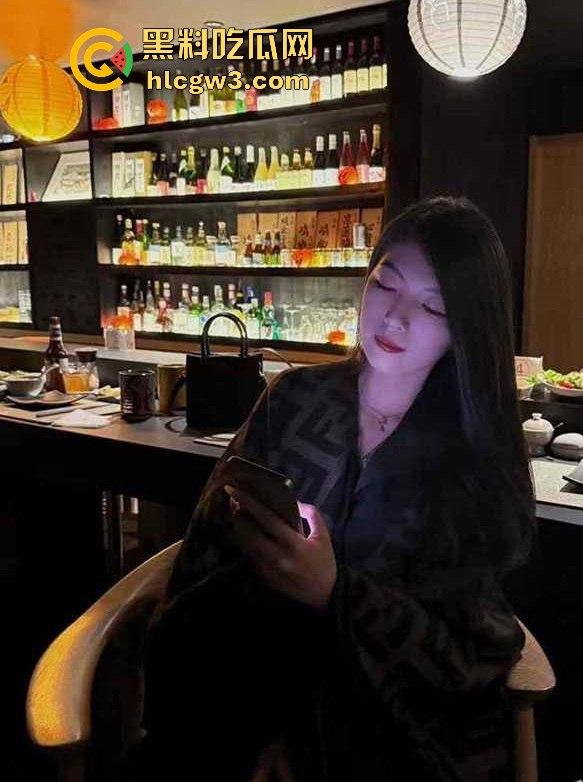 丽江艳遇操到腿软 高冷仙女『白若溪』车震玩野了 粉嫩无毛逼在后座湿的车垫都湿了 这骚逼这是尿了把?-1