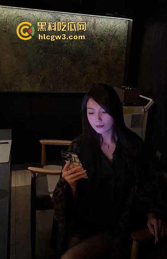 丽江艳遇操到腿软 高冷仙女『白若溪』车震玩野了 粉嫩无毛逼在后座湿的车垫都湿了 这骚逼这是尿了把?-8