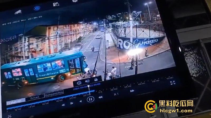 血腥慎点！老外街头飙车撞上公交当场暴毙 无码现场视频流出满地脑浆-3