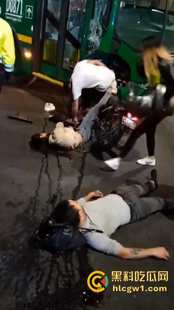 血腥慎点！老外街头飙车撞上公交当场暴毙 无码现场视频流出满地脑浆-8