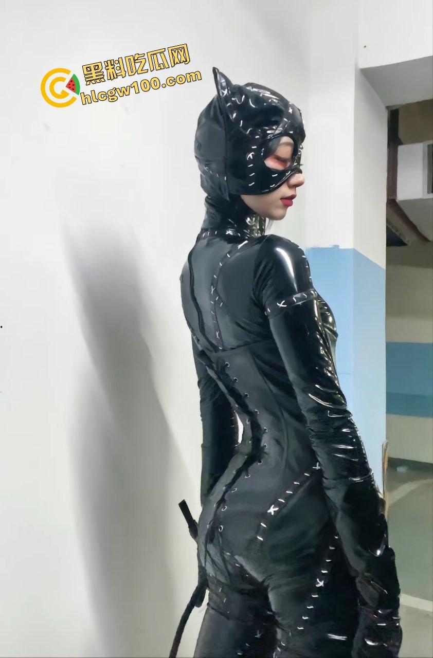 离谱猎奇!胶衣床真空束缚反差骚鸡,捆绑皮衣女SM调教玩弄!淫荡口交刺激战场!-1