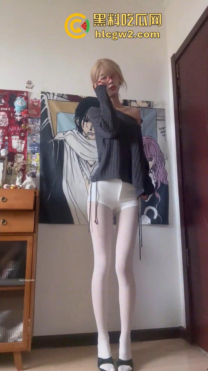 抖音40W粉反差婊网红【行简】第二弹母狗属性拉满 穿白丝露穴直播 前面刚玩出翔现在又来新骚操作!-14