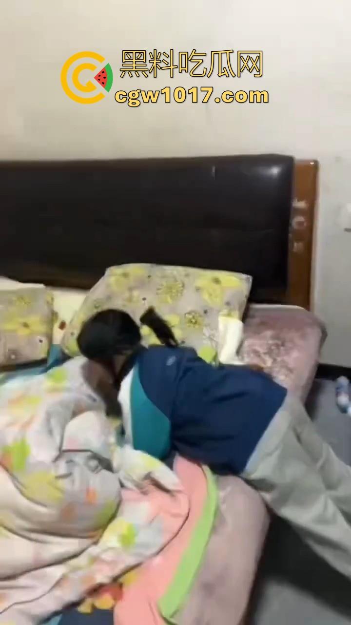 又见教育狂魔上线,作业没写完被打进狗笼?虎爸摇身一变成畜生爸,全网怒骂还在狡辩为你好!-1