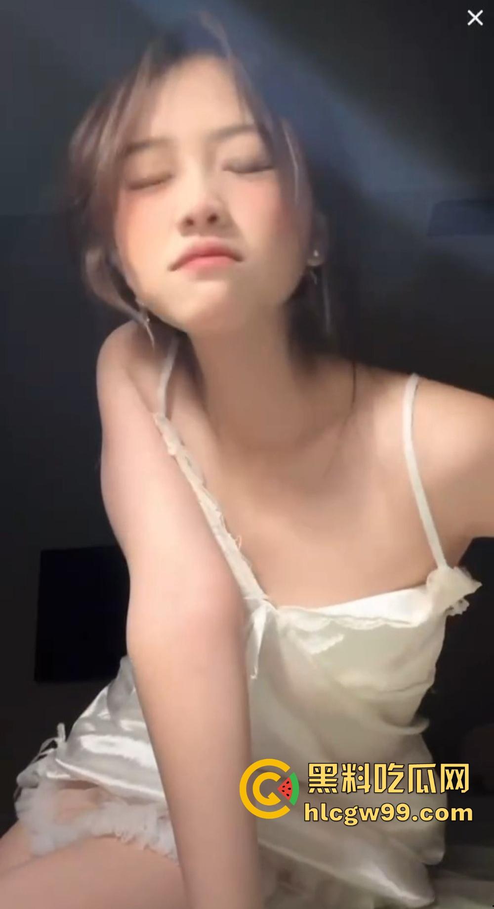 江西精神小妹【萍果】跑路怀化，家里闹翻后混迹酒吧，夜夜夜店蹦迪嗨爆，没钱就开私播抠逼赚快钱，互联网卖逼！-16