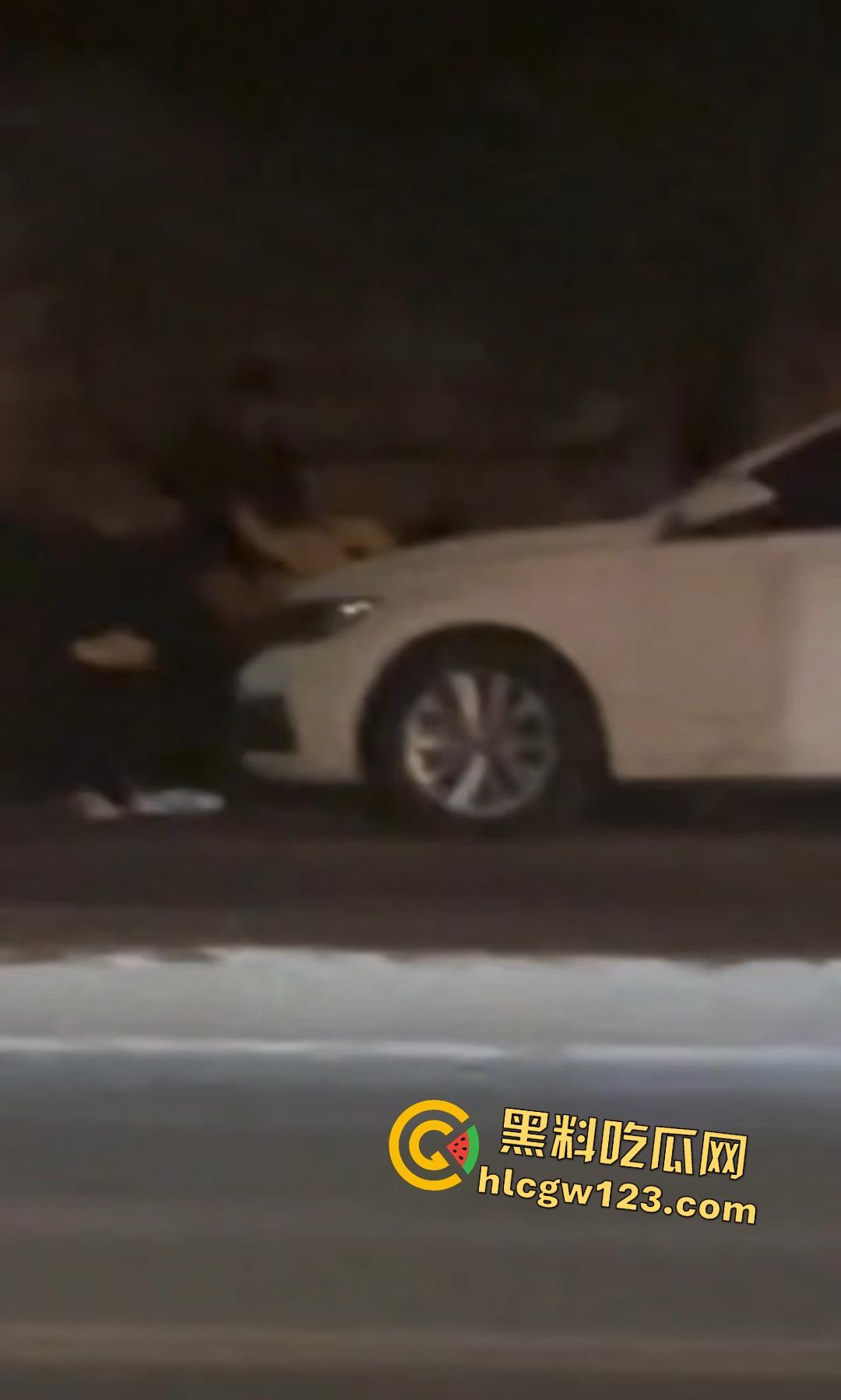 濮阳男子压女传教士猛干，淫叫快把车盖压塌了，淫水多的可以给车子洗个澡了！-5