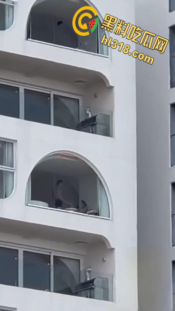 有钱人真会玩,打炮都不拉窗帘的,白嫩身材趴在玻璃后入,双月湾的风景真不错啊 !-1