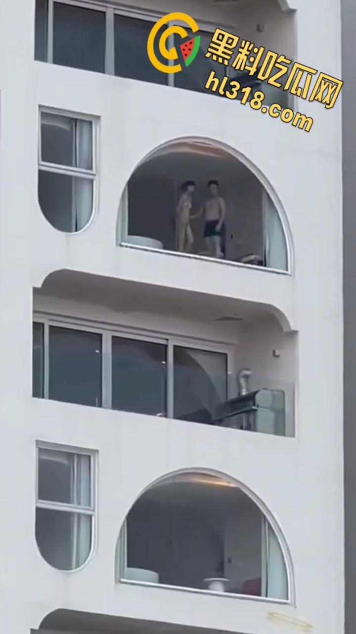 有钱人真会玩,打炮都不拉窗帘的,白嫩身材趴在玻璃后入,双月湾的风景真不错啊 !-3