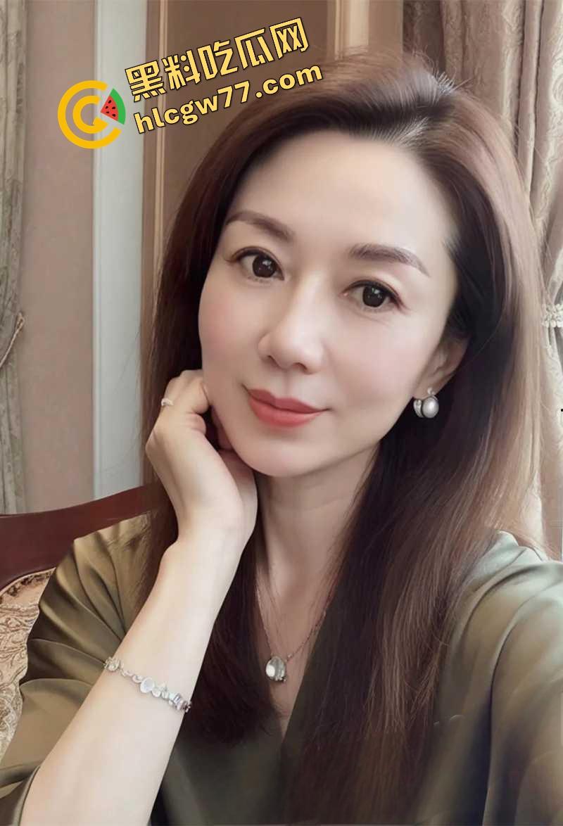 人妻骚货【桃桃】酒店红色开档情趣内衣撑爆巨乳,深喉舔屌玩假鸡巴,后入扭腰床单湿成水田!-1