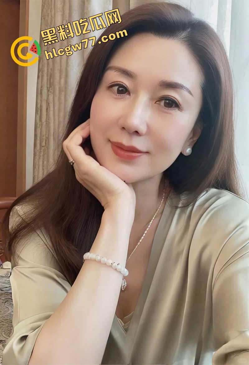 人妻骚货【桃桃】酒店红色开档情趣内衣撑爆巨乳,深喉舔屌玩假鸡巴,后入扭腰床单湿成水田!-3