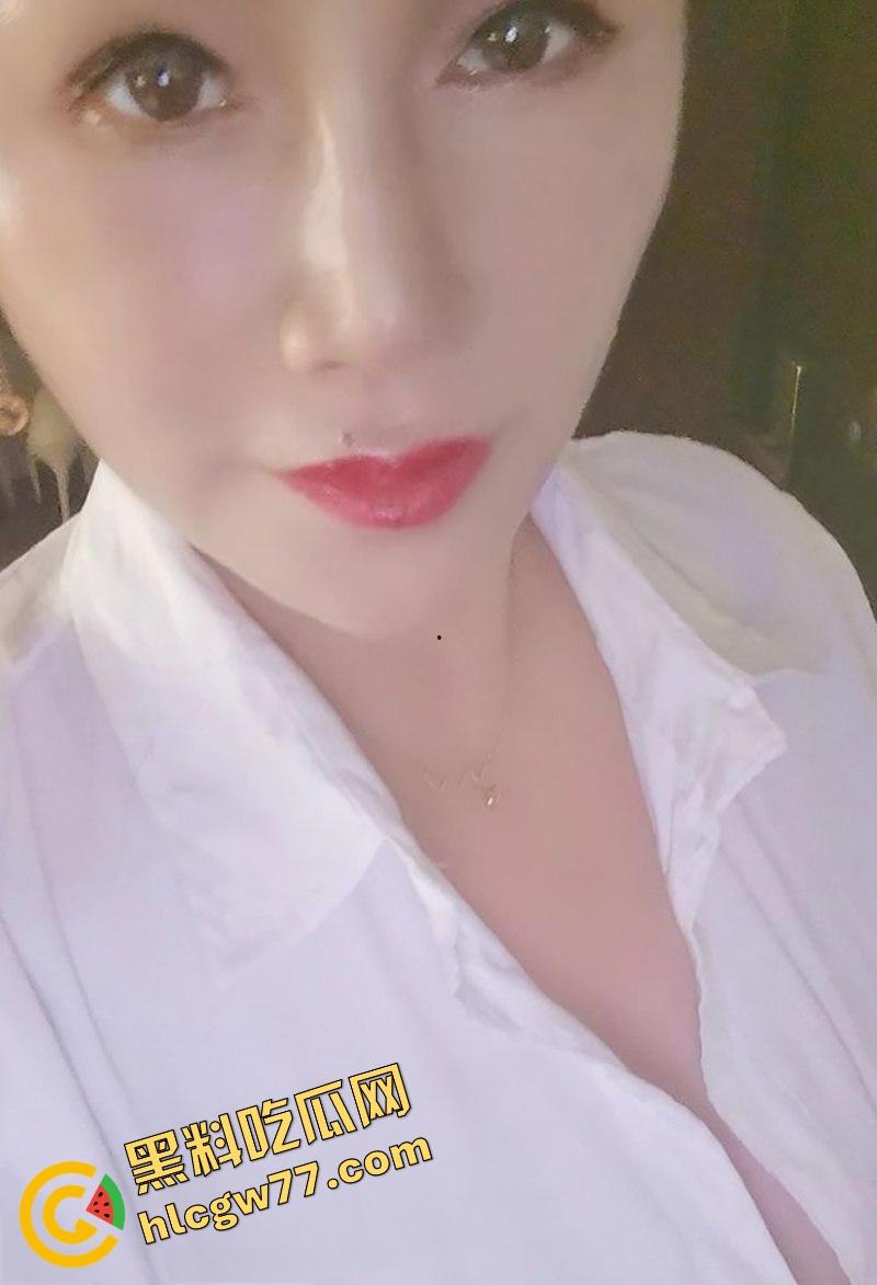 人妻骚货【桃桃】酒店红色开档情趣内衣撑爆巨乳,深喉舔屌玩假鸡巴,后入扭腰床单湿成水田!-9