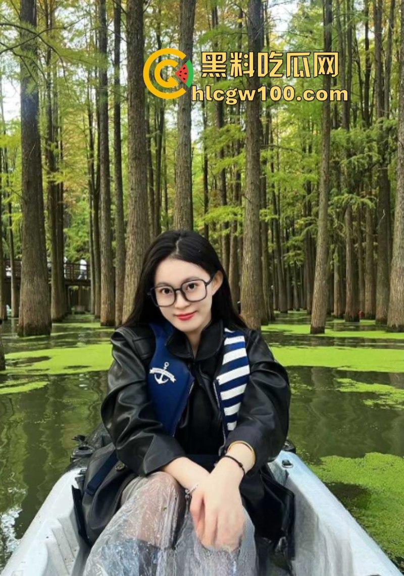 快手 75W粉主播【丸子长不大哦】大尺度裸舞自慰 穿着黑丝展示美腿美足和巨乳!-4