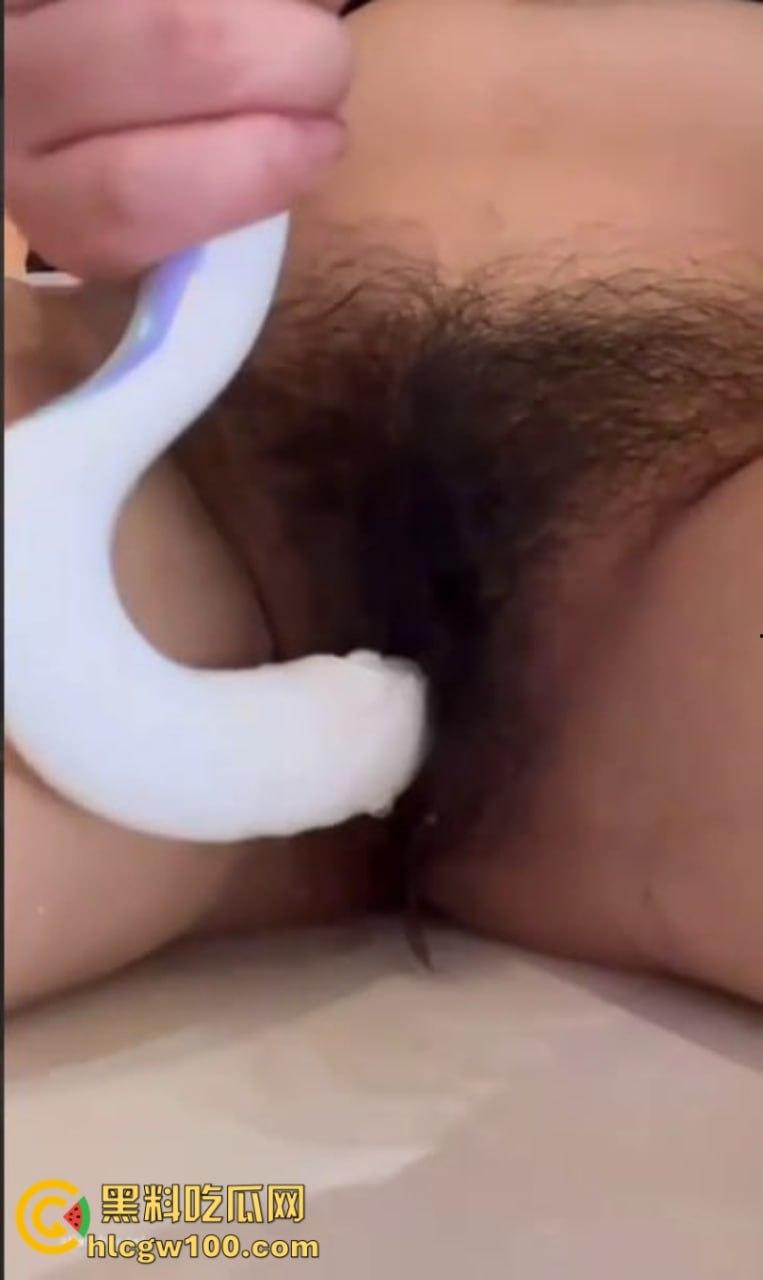 快手 75W粉主播【丸子长不大哦】大尺度裸舞自慰 穿着黑丝展示美腿美足和巨乳!-18