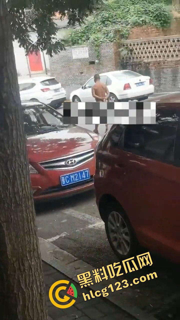 山西阳泉疯狂男子保晋路发疯砸车,连警车也不放过!-2