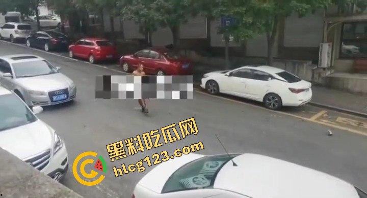 山西阳泉疯狂男子保晋路发疯砸车,连警车也不放过!-3