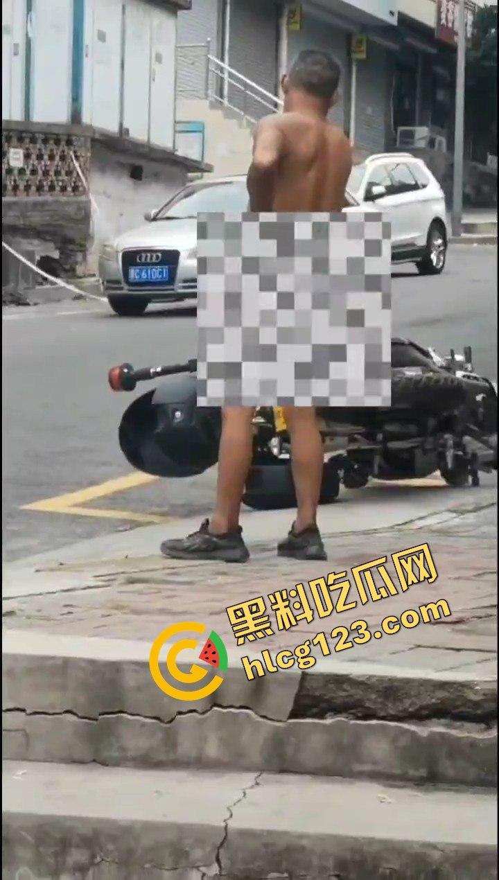 山西阳泉疯狂男子保晋路发疯砸车,连警车也不放过!-9