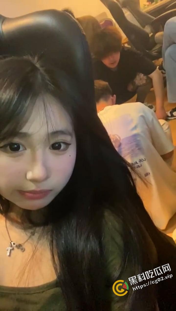 男生造女生黄谣 反被勾引到酒店戏耍 一开门 满屋子的纹身扣脚大汉 围着他暴打羞辱-1