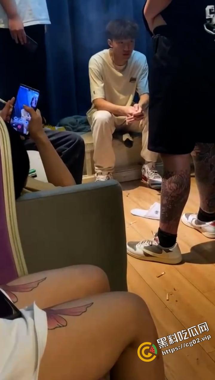 男生造女生黄谣 反被勾引到酒店戏耍 一开门 满屋子的纹身扣脚大汉 围着他暴打羞辱-13