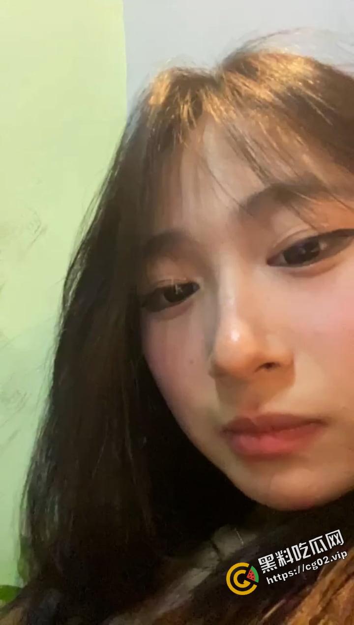 男生造女生黄谣 反被勾引到酒店戏耍 一开门 满屋子的纹身扣脚大汉 围着他暴打羞辱-17