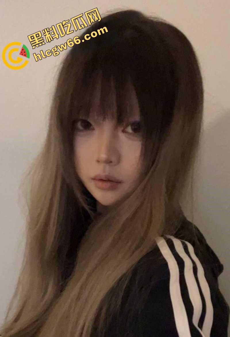 表面人畜无害,广西大眼萌妹『陈曦』被渣男操完偷拍,舔穴特写后入爆干全都怼脸拍,骚笑淫叫成寝室BGM!-4