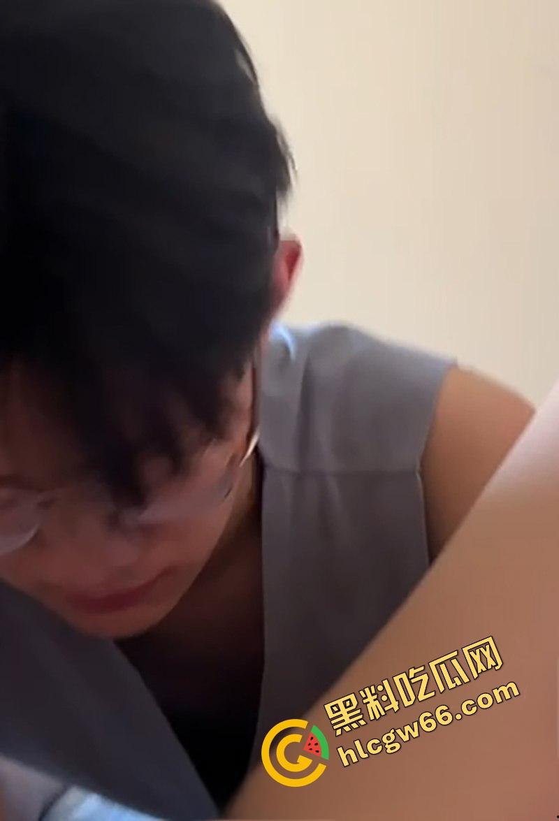 表面人畜无害,广西大眼萌妹『陈曦』被渣男操完偷拍,舔穴特写后入爆干全都怼脸拍,骚笑淫叫成寝室BGM!-7